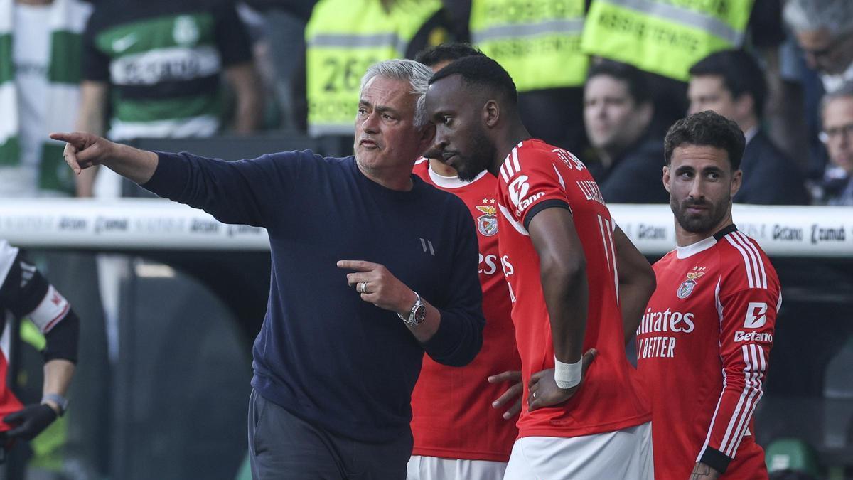 José Mourinho y Dodi Lukebakio, dos ex de LaLiga en el Benfica