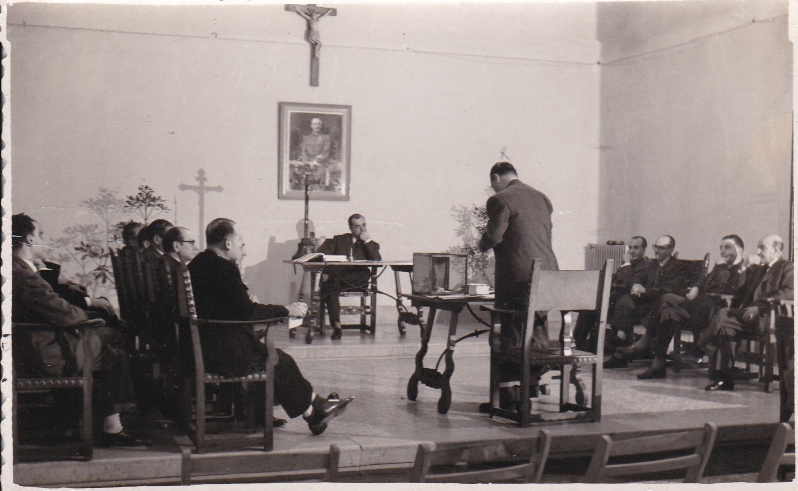 Ple de l'ajuntament de Figueres, febrer de l'any 1952, amb Onofre Santaló com a secretari.