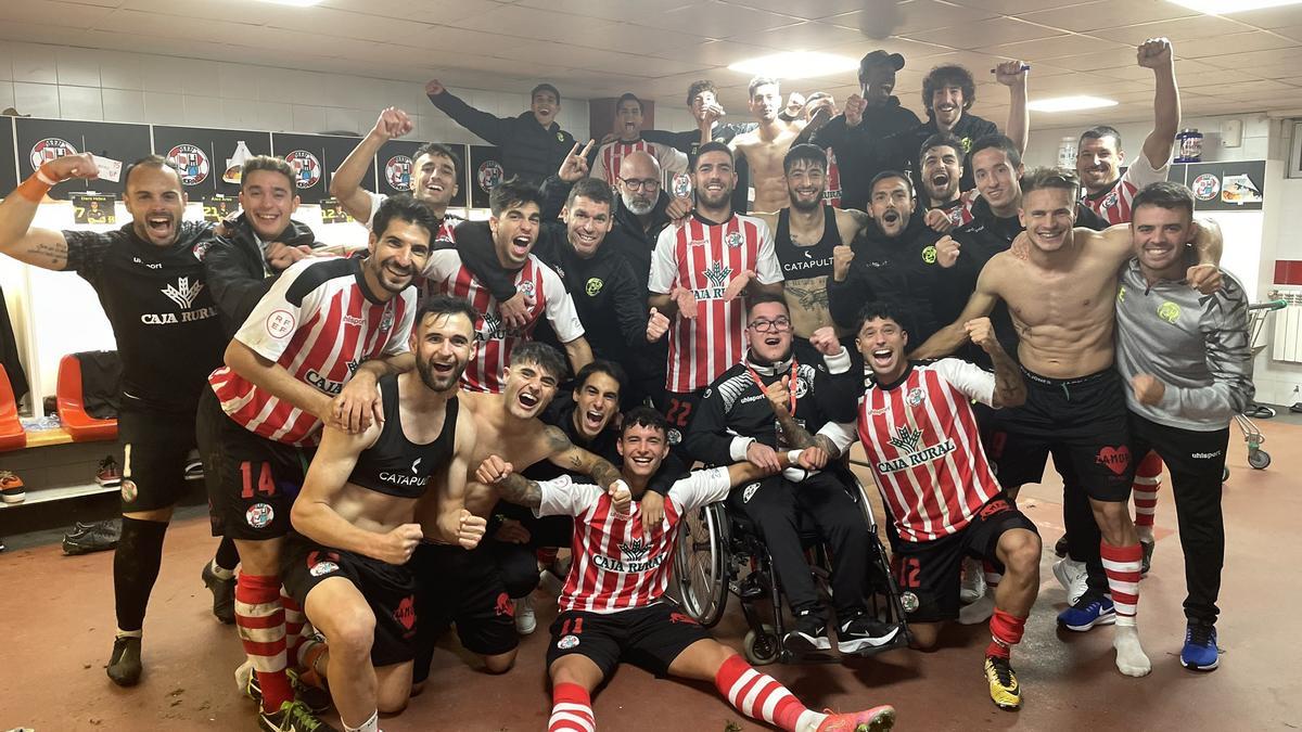 La plantilla del Zamora CF celebra su última victoria.
