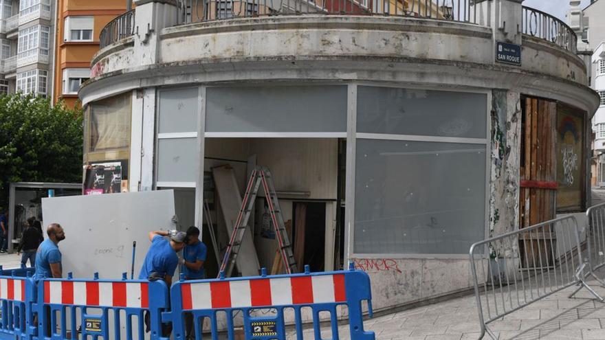 Bajos comerciales cerrados en la plaza de España. |   // CARLOS PARDELLAS