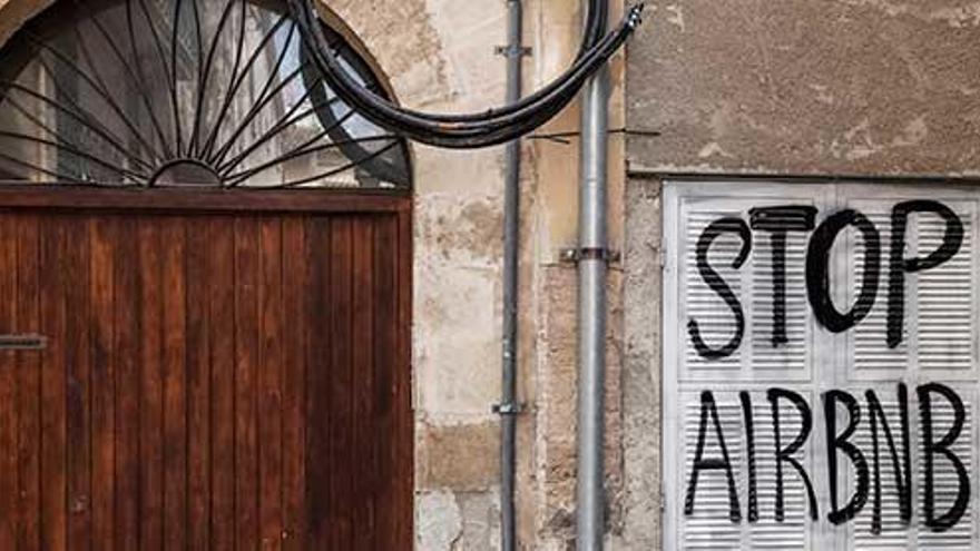 Graffitis gegen Airbnb in Palma de Mallorca.