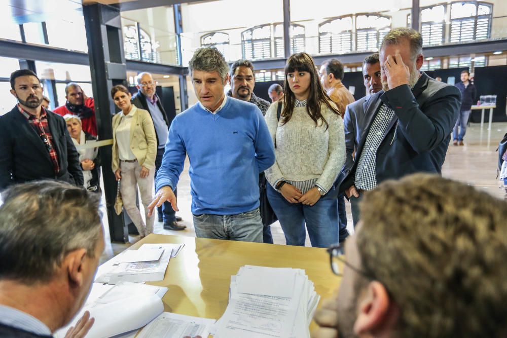 Instantes del recuento de votos en La Lonja