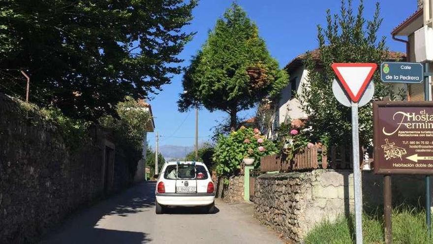 Cangas de Onís trabaja en el ensanche del vial de La Pedrera