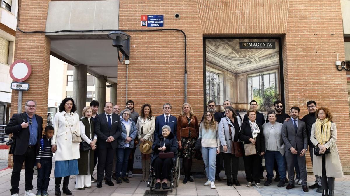 Un momento del acto de descubrimiento de la placa de la calle que lleva el nombre del escritor, este sábado en Murcia.