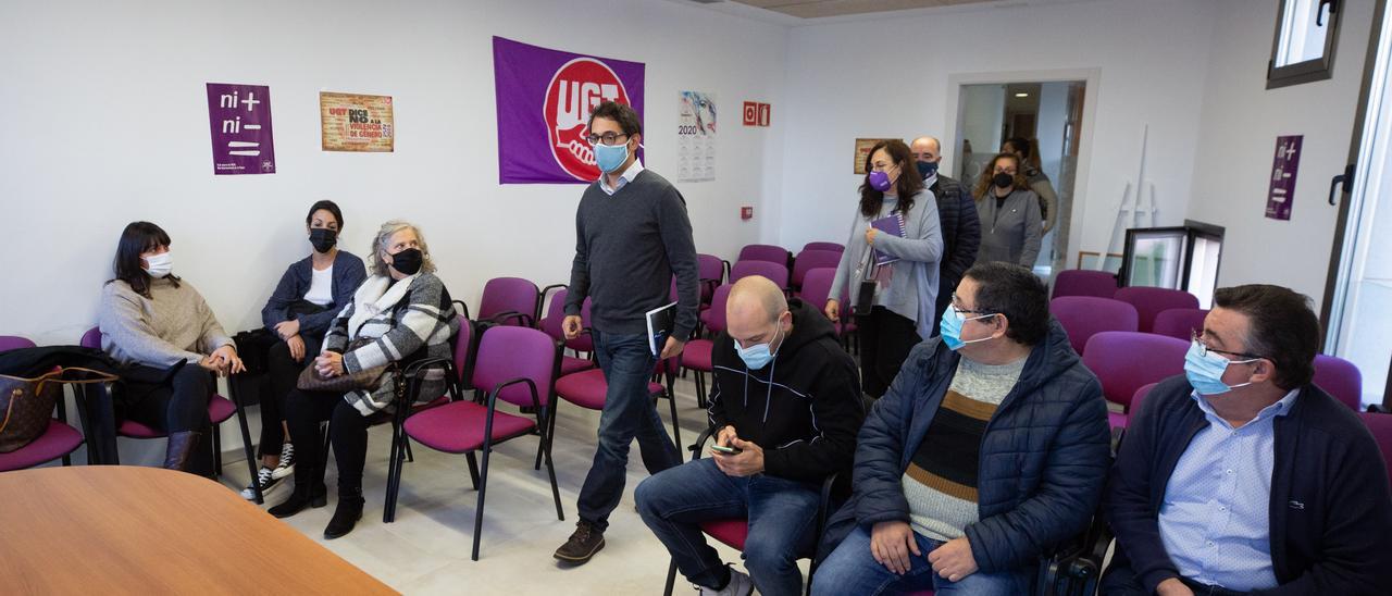 Negueruela llega a la sala del edificio de los sindicatos de Ibiza para reunirse con representantes de los extrabajadores de Azuline.
