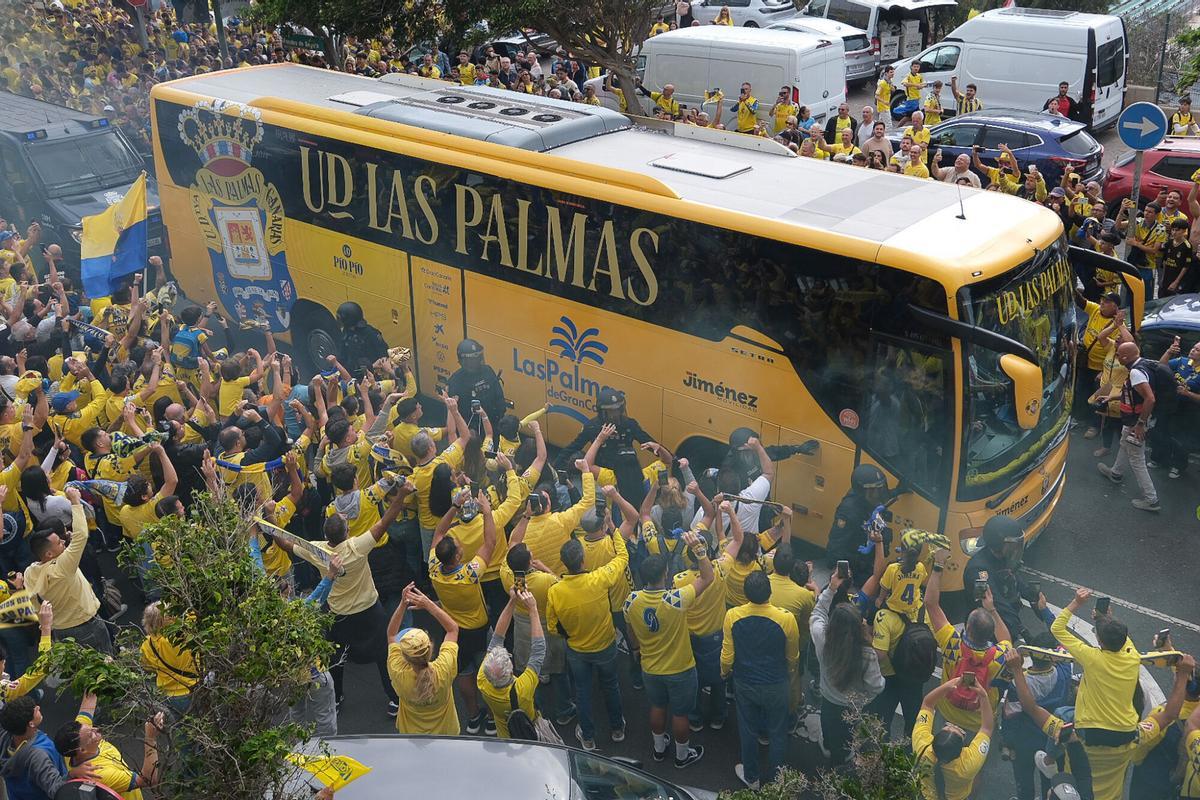 UD Las Palmas: bajada de la guagua por Fondos de Segura