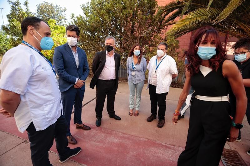 Visita del presidente de Canarias al nuevo centro de vacunación masiva en el Santiago Martín