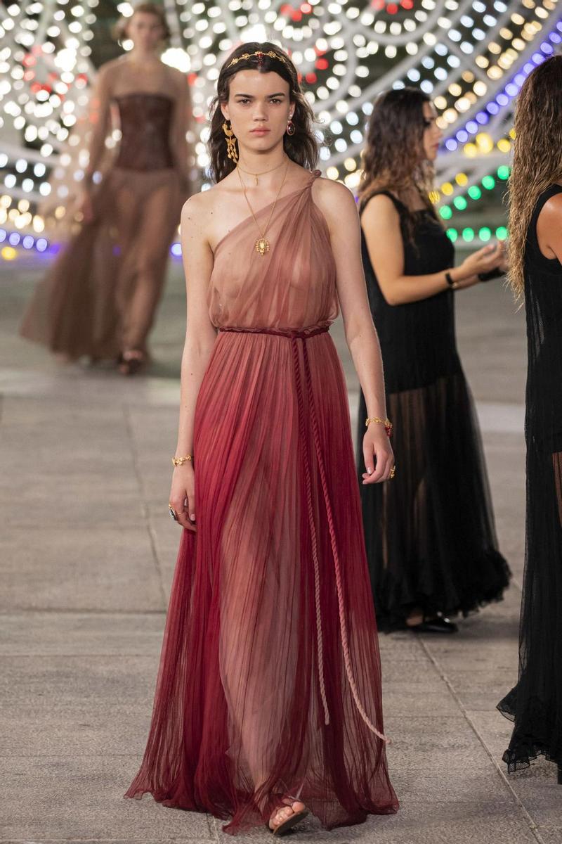 Vestido vaporoso en el desfile de Dior-Cruise 2021