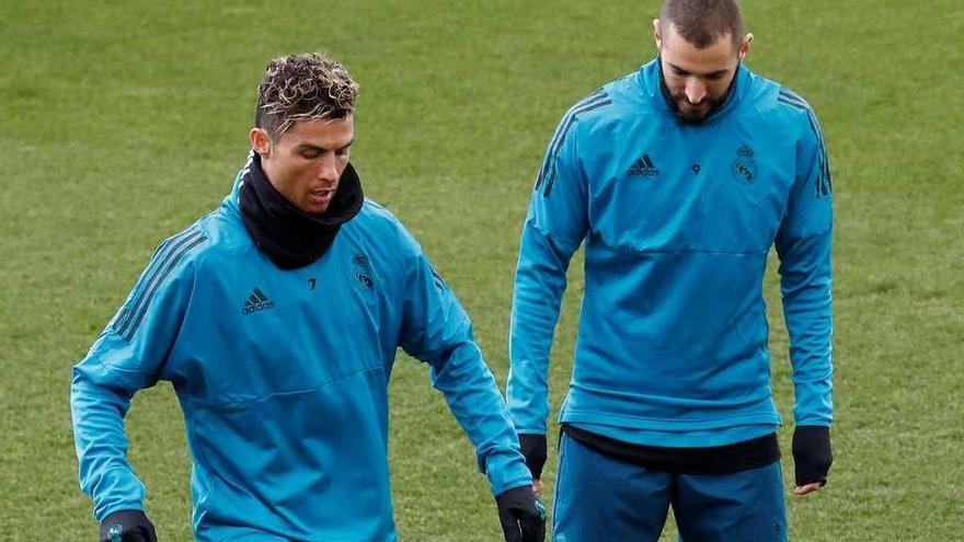 Cristiano Ronaldo y Benzema, ayer en el entrenamiento del Madrid.
