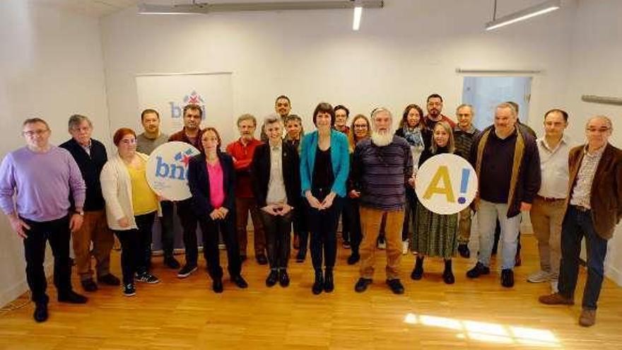 Pontón, centro, con miembros de la lista del BNG de A Coruña. // FdV