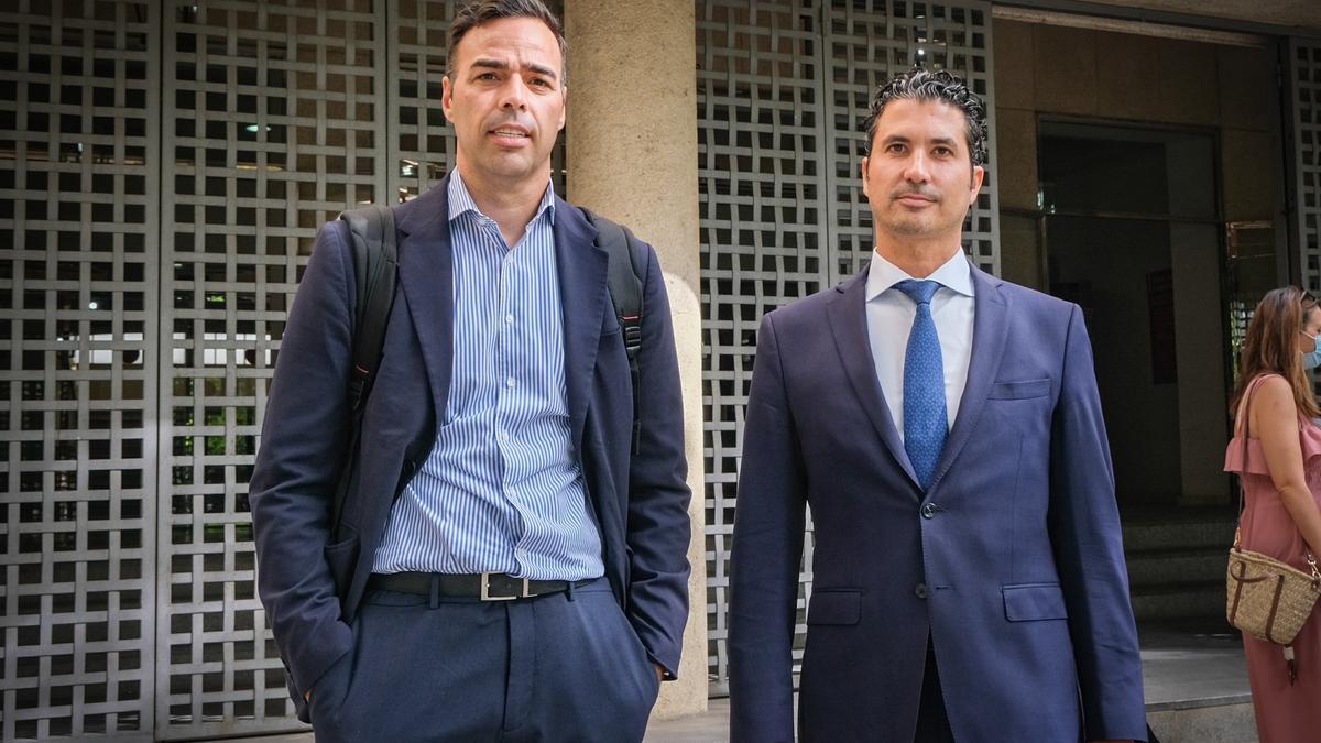 Juan Manuel Yerga y Jorge Palacios, ayer a las puertas de los juzgados de Badajoz.