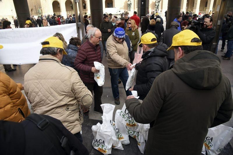 UAGA regala 1.000 kilos de fruta en la Plaza del Pilar para reclamar precios dignos