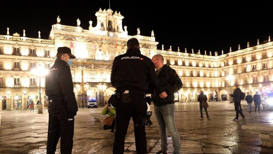 Agentes de la Policía Local y Nacional controlan que se cumple el toque de queda.