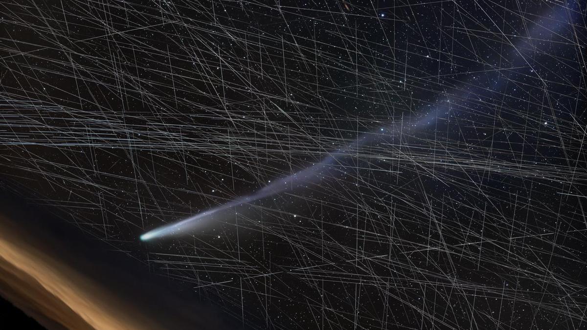 El cometa Lemmon ‘atraviesa’ un cielo repleto de macroconstelaciones de satélites.