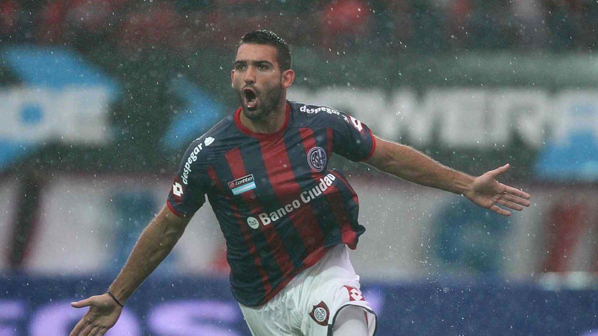 Cristian Tarragona celebra un gol con San Lorenzo de Almagro.