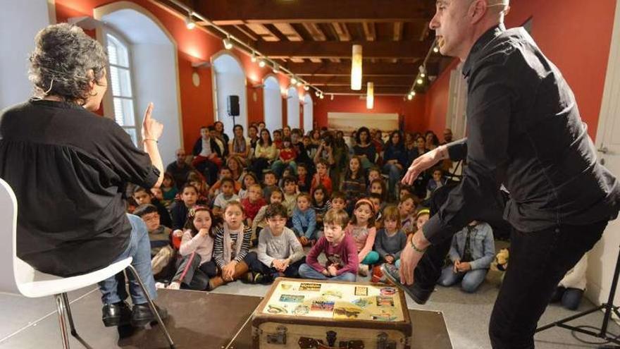 Pavís Pavós reunió ayer a numerosos niños en el espectáculo &quot;Historias da tía Valisneria&quot;.