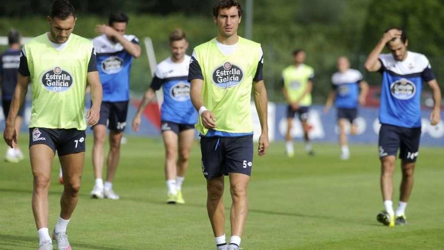 Lucas Pérez y Pedro Mosquera, en primer plano, durante un entrenamiento en la ciudad deportiva.