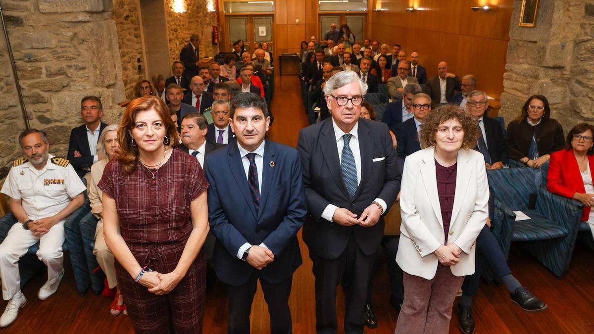 De izq. a dcha., Mariño, Blanco, Vieites y Sanmartín, con asistentes a la asamblea de la CEG.