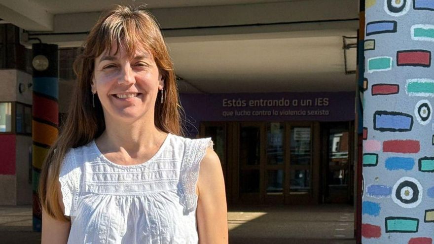Sonia García, en la zona de entrada al instituto, en Posada de Llanera. | C. V.