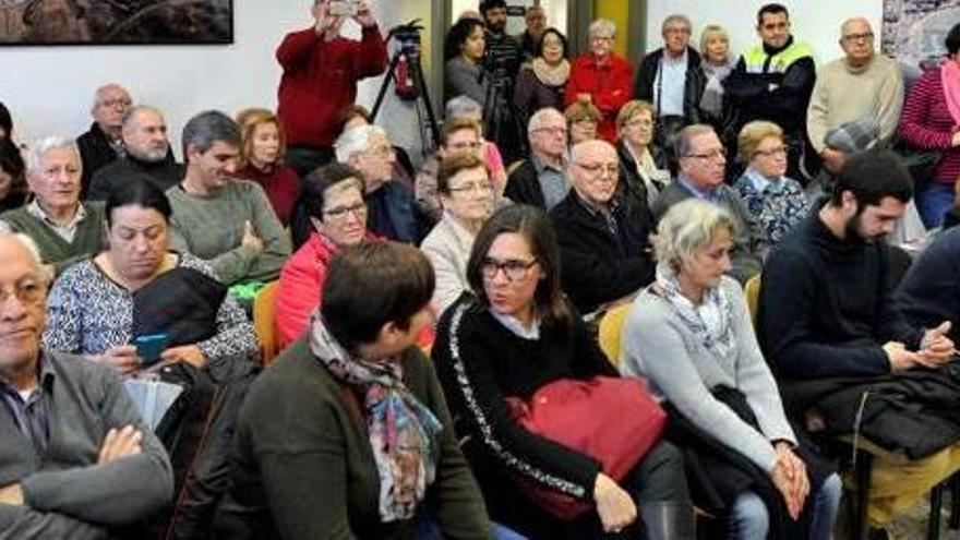 La sala de plens ahir plena a vessar de veïns presents a la qüestió de confiança i a la dreta l&#039;alcalde, Guillem Cusí, durant un moment de la sessió.