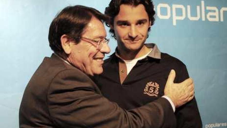 Pedro Hernández junto Eduardo Dolón en la sede del PP.