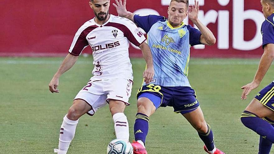 Un jugador del Almería presiona a un rival del Albacete.