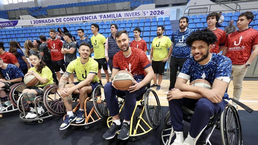 La razón por la que tres 'gigantes' del UCAM se pasan la baloncesto en silla de ruedas