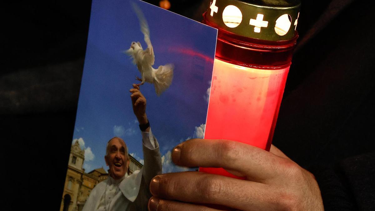 Muestras de apoyo al Papa durante su hospitalización.