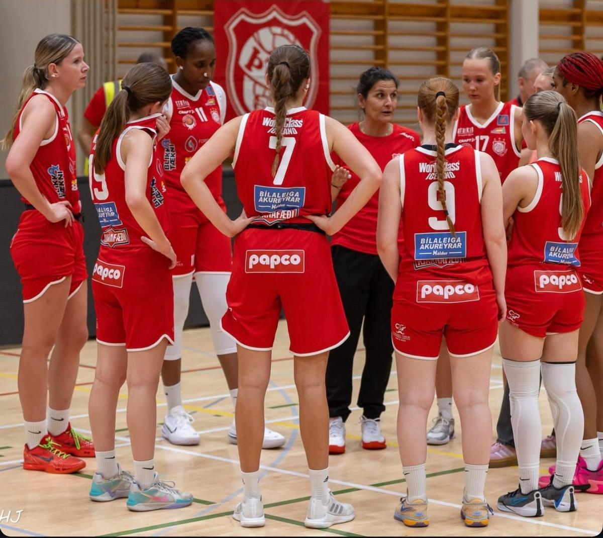 Lidia Mirchandani se dirige a sus jugadoras del Akureyri durante un partido.