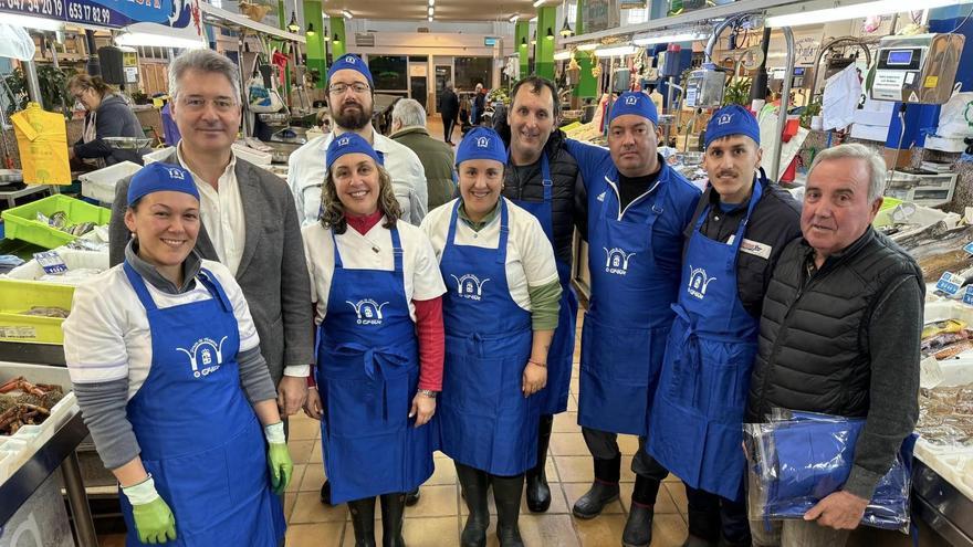 El alcalde, José Cacabelos, con el concejal Juan Ramón Outeda y algunos vendedores.