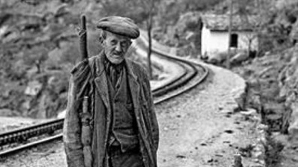 EL PERRO DE LA CASILLA DE MONTSERRAT 3 La foto es de 1929 o 1930. Pero durante muchos más años los viajeros del cremallera de Montserrat lanzaron calderilla a los perros disfrazados de ferroviario en el paso a nivel de la carretera de Monistrol.