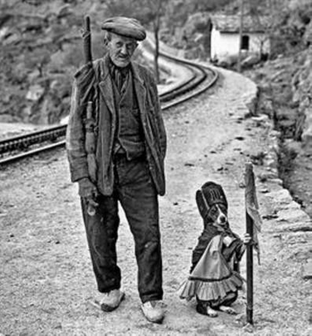 EL GOS DE LA CASETA DE MONTSERRAT 3 La foto és del 1929 o 1930. Però durant molts més anys els viatgers del cremallera de Montserrat van llançar xavalla als gossos disfressats de ferroviari al pas a nivell de la carretera de Monistrol. EL GOS DE LA CASETA DE MONTSERRAT 3 La foto és del 1929 o 1930. Però durant molts més anys els viatgers del cremallera de Montserrat van llançar xavalla als gossos disfressats de ferroviari al pas a nivell de la carretera de Monistrol.