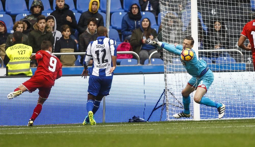 El Dépor cae en el descuento ante el Sevilla