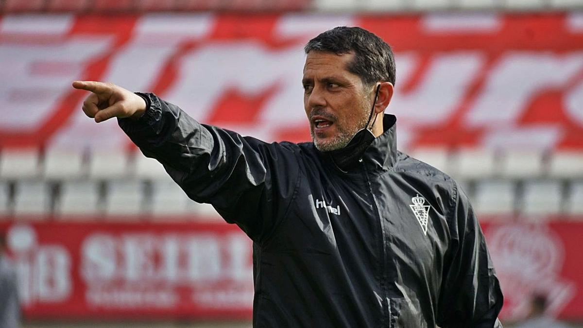 Loreto da instrucciones en un entrenamiento. | REAL MURCIA