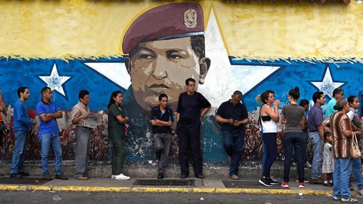 Venezolanos hacen cola para votar en Caracas durante las elecciones del pasado 15 de octubre.