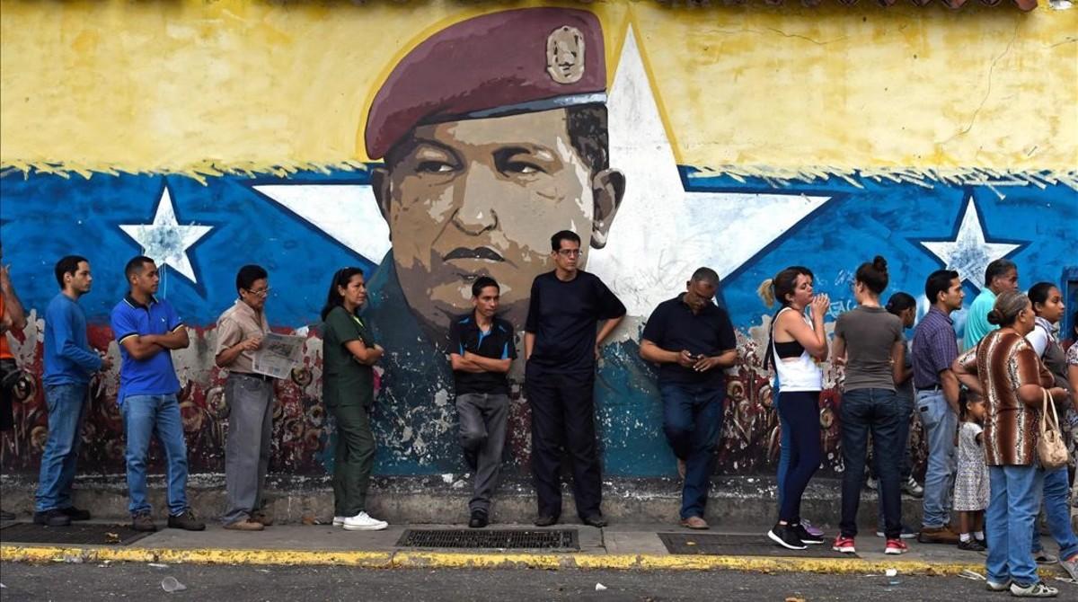 zentauroepp40550635 topshot   venezuelans queue outside a polling station as the171015204641