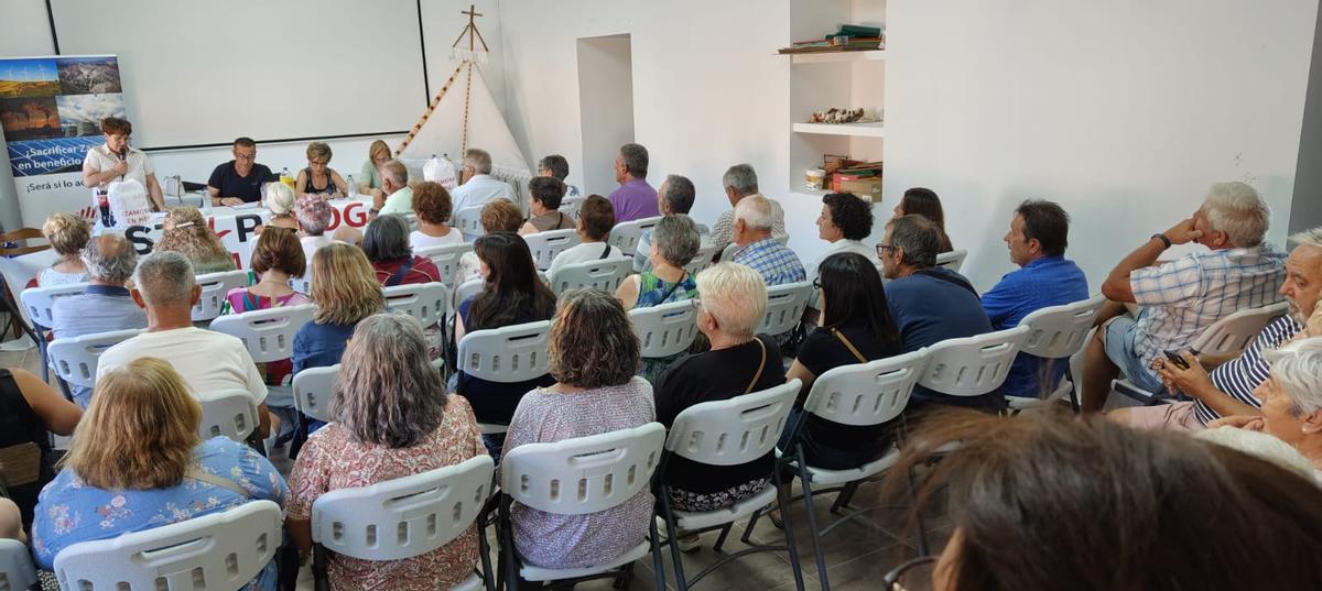 Otra imagen de la charla en La Torre del Valle.