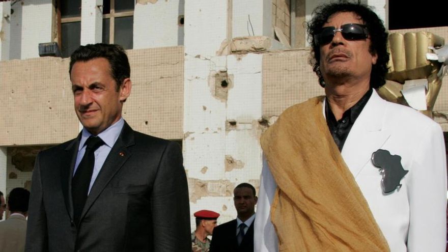 Nicolas Sarkozy, junto a Muamar el Gadafi.