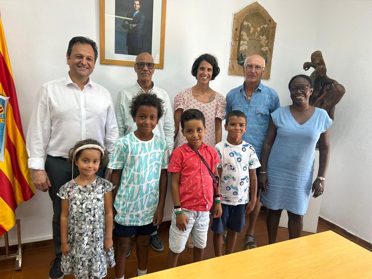 Córdoba y Lebsir junto a varios niños y miembros de las familias de acogida