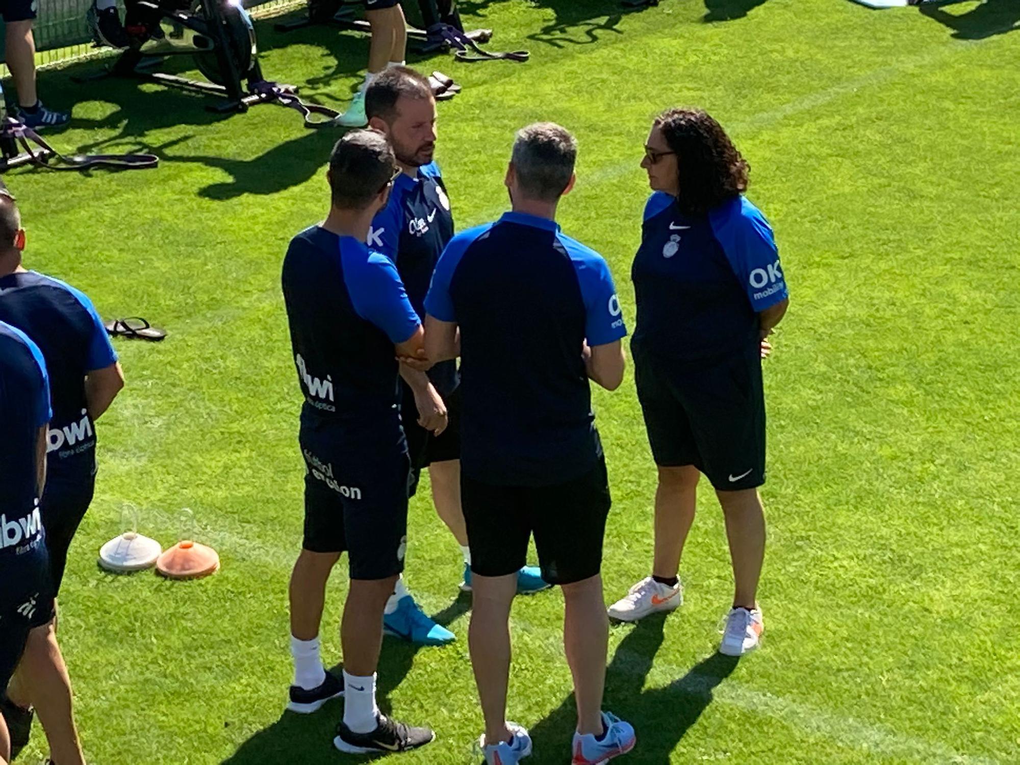 Pablo Ortells dialoga con parte del staff técnico durante el entrenamiento del equipo.