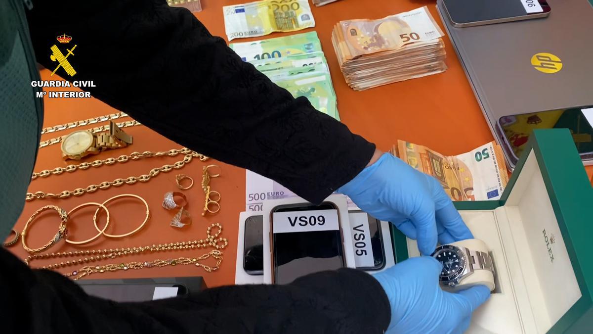 Joyas, móviles y dinero incautado por la Guardia Civil en la operación &quot;Trueca&quot;