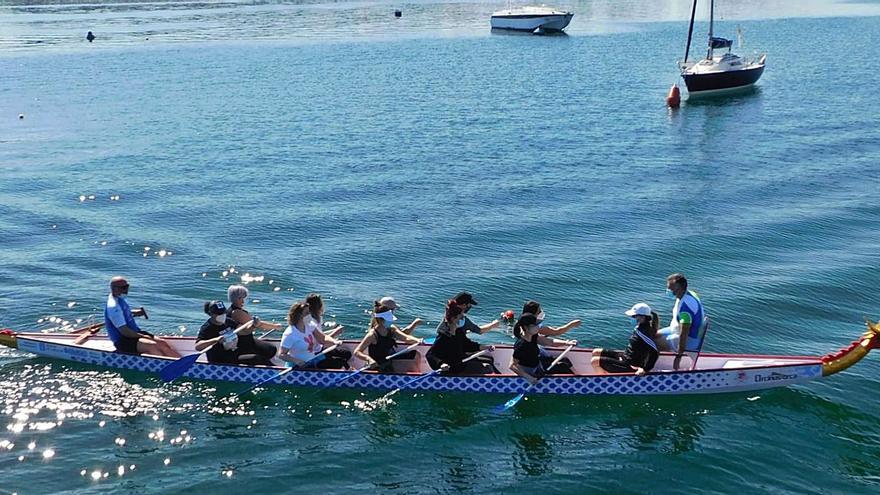 Entrenamiento de las Centolas Dragon Team en aguas de O Grove.