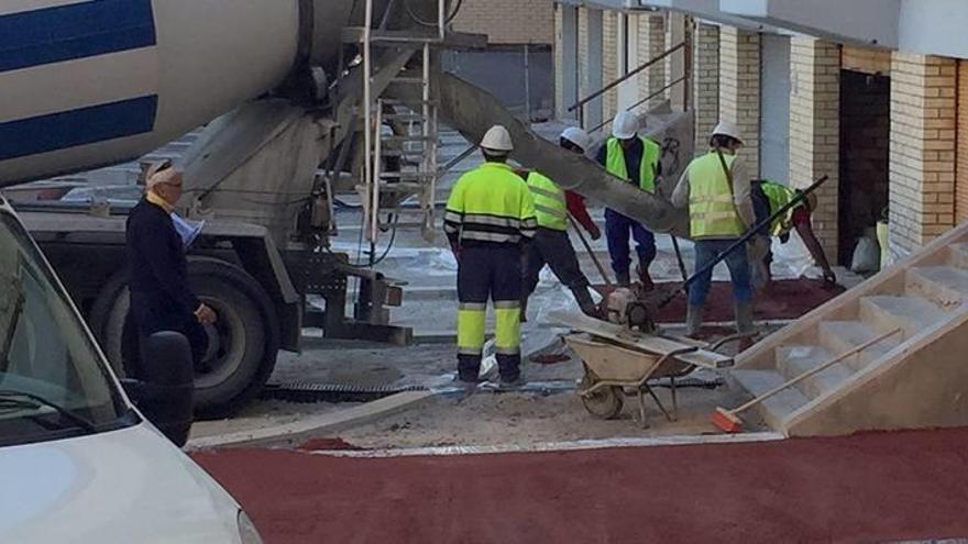 Operarios trabajan en el asfaltado de una calle de Los Rosales, una constante en los últimos meses.