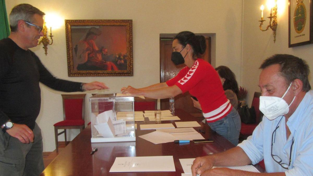 Un momento de las votaciones del domingo en Cangas de Onís. | J. M. C.