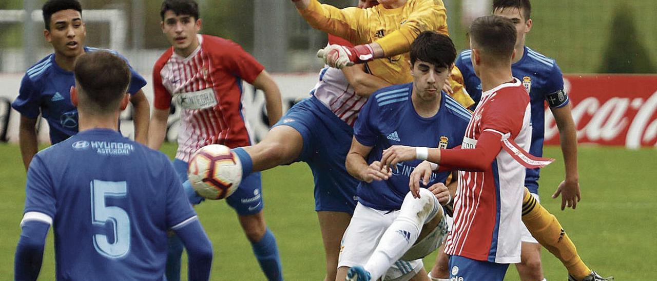 Un momento del Sporting-Oviedo juvenil de la pasada temporada.