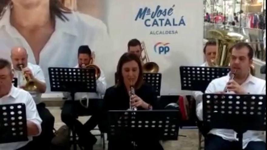 María José Català toca el oboe con una banda de música en Colón