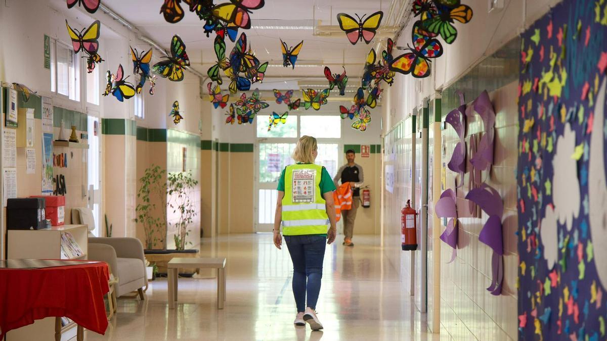 Un colegio de Alicante, vacío, durante la primera jornada de huelga.