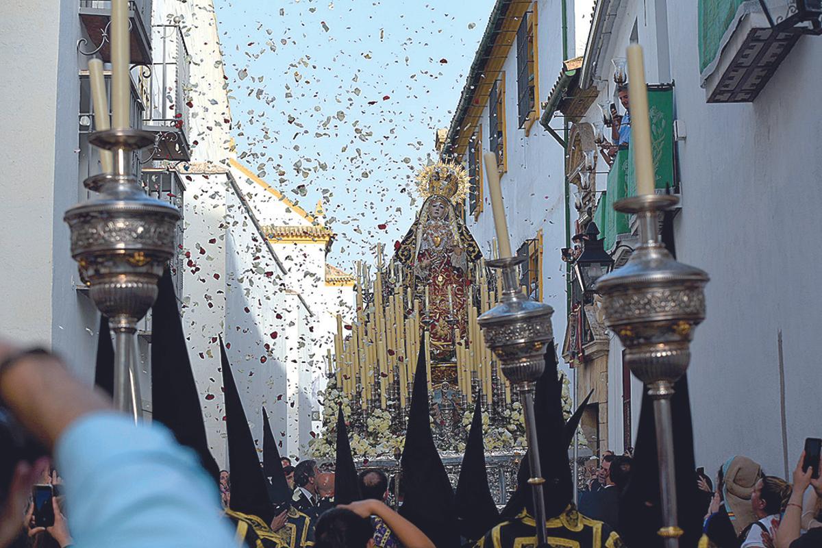 EL VIERNES SANTO SE VOLVERÁ A VIVIR UNA DE LAS ESTAMPAS CLÁSICAS DE LA SEMANA SANTA, COMO ES EL DISCURRIR DE LA VIRGEN DE LOS DOLORES  POR LAS CALLES DE LA CIUDAD