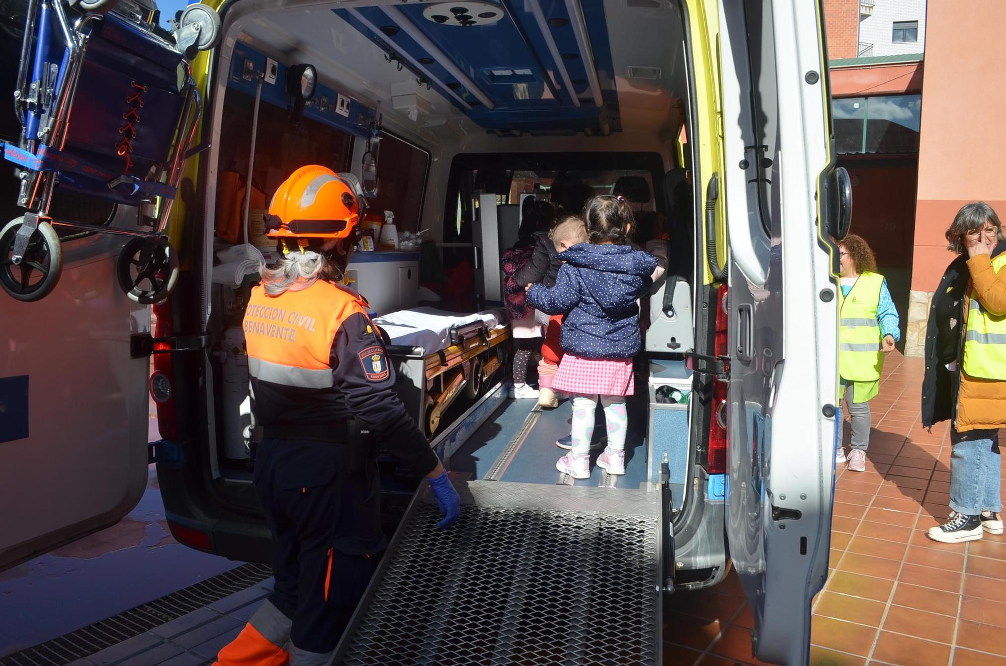 El simulacro de incendios en el colegio Fernando II de Benavente, en imágenes