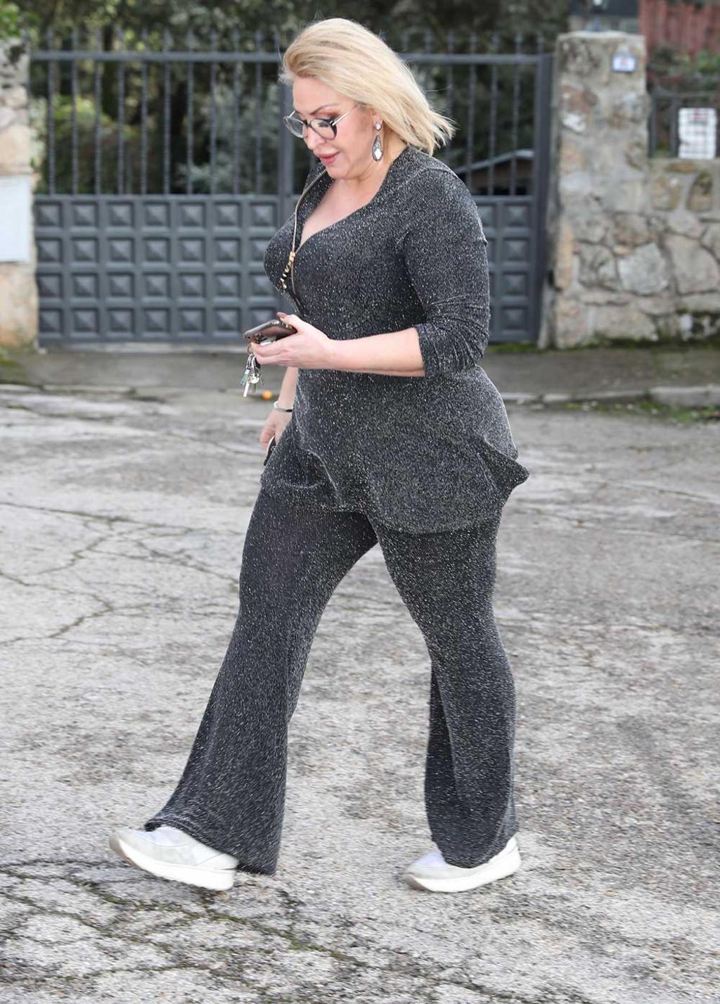 Raquel Mosquera andando por la calle